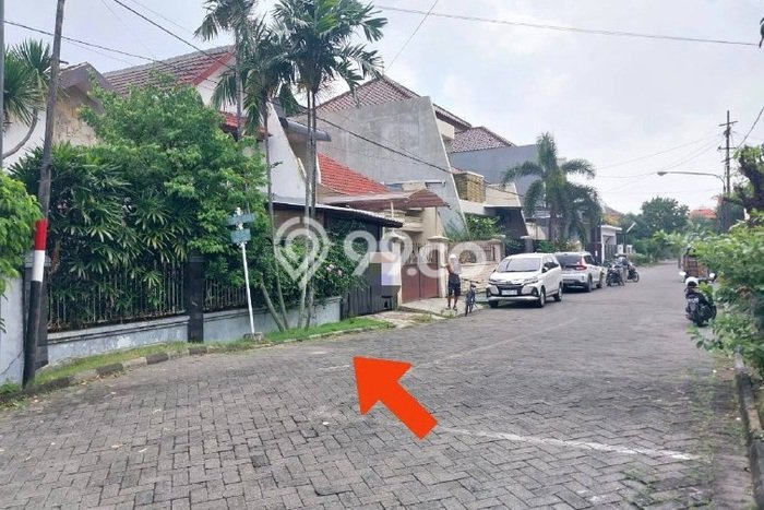 For Sale! Luxury House LT 240m2 Desain Elegan di Surabaya Kota For Sale! Luxury House LT 240m2 Desain Elegan di Surabaya Kota