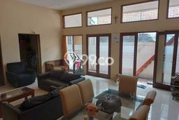 Rumah Strategis area Astanaanyar, Bandung, LT 221m2m² LB 250m2m² - HARGA NEGO! Rumah Strategis area Astanaanyar, Bandung, LT 221m2m² LB 250m2m² - HARGA NEGO!