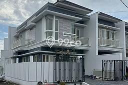 Rumah SUPER MEWAH! di Jemursari, Surabaya, LT 135m² LB 180m², HARGA SPESIAL Rumah SUPER MEWAH! di Jemursari, Surabaya, LT 135m² LB 180m², HARGA SPESIAL