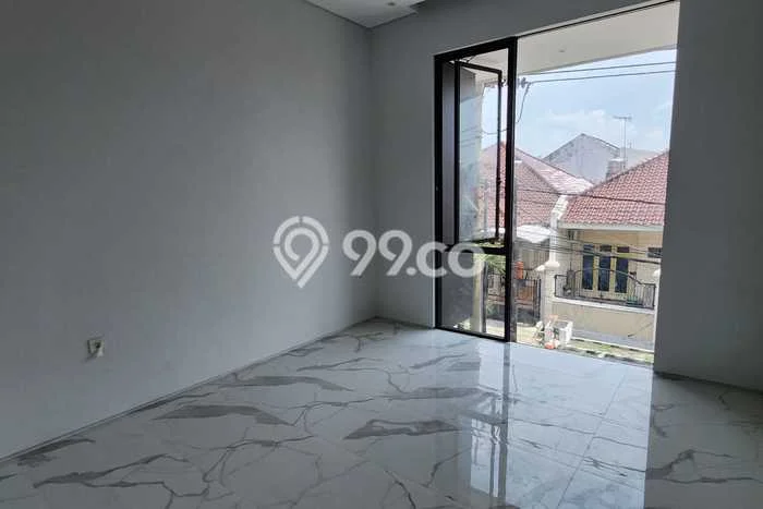 For Sale Rumah 5 Kamar Lokasi Strategis Nyaman dan Strategis di Rungkut For Sale Rumah 5 Kamar Lokasi Strategis Nyaman dan Strategis di Rungkut
