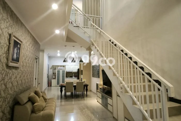 For Sale! Luxury House LT 180m2 Desain Elegan di Manyar For Sale! Luxury House LT 180m2 Desain Elegan di Manyar