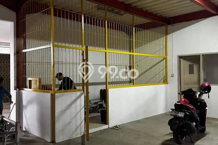 Gudang Area Strategis di Gatot Subroto, Luas 915m2m², Jalur Utama Gudang Area Strategis di Gatot Subroto, Luas 915m2m², Jalur Utama