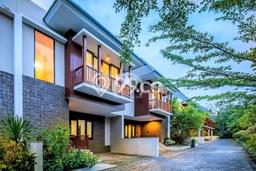 Luxury Town House Dengan Konsep Villas Estate Luxury Town House Dengan Konsep Villas Estate