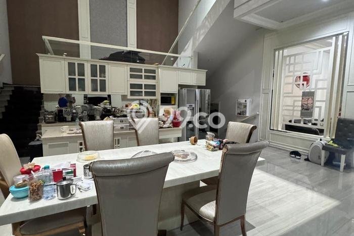 Rumah Elit Modern Tanpa Renovasi di Graha Surabaya Rumah Elit Modern Tanpa Renovasi di Graha Surabaya