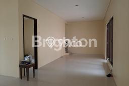 Rumah di Pakuwon City, Akses ke Fasilitas, LT 180m² Rumah di Pakuwon City, Akses ke Fasilitas, LT 180m²