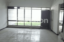 Bisa KPR! Rumah Asri area Manyar, Luas 300m² LB 250m² Bisa KPR! Rumah Asri area Manyar, Luas 300m² LB 250m²