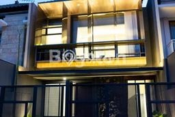 Bisa KPR! Rumah Asri area Pakuwon City, Luas 140m² LB 240m² Bisa KPR! Rumah Asri area Pakuwon City, Luas 140m² LB 240m²