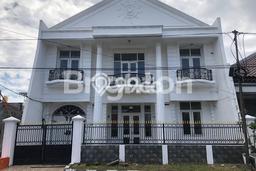 SPECIAL PRICE! Rumah Asri lokasi Manyar, Luas 266m² Bangunan 500m² SPECIAL PRICE! Rumah Asri lokasi Manyar, Luas 266m² Bangunan 500m²