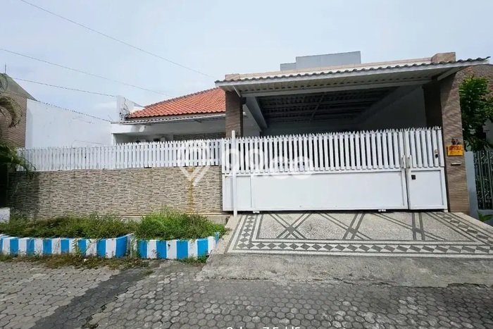 Rumah di Kendangsari, Surabaya, Luas 325m2m² Bangunan 240m2m² Rumah di Kendangsari, Surabaya, Luas 325m2m² Bangunan 240m2m²