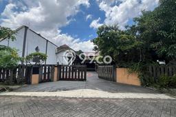 Rumah Elit LB 1000m2 Siap Huni Desain Elegan di Manyar, Surabaya Rumah Elit LB 1000m2 Siap Huni Desain Elegan di Manyar, Surabaya