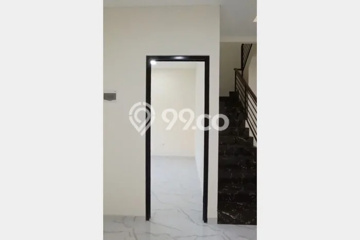Rumah Luas Asri 5 KT Siap Pakai di Mulyosari Surabaya Rumah Luas Asri 5 KT Siap Pakai di Mulyosari Surabaya
