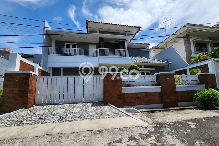 Rumah Kualitas Premium LT 300m² Akses Mudah di Kawasan Prospektif Banyumanik, Semarang Rumah Kualitas Premium LT 300m² Akses Mudah di Kawasan Prospektif Banyumanik, Semarang