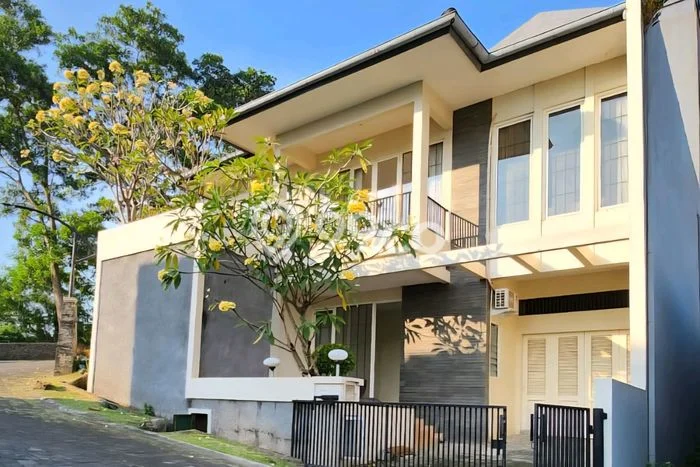 Jual Rumah Luas Megah Dengan View Eksklusif di Candi Golf, Semarang Jual Rumah Luas Megah Dengan View Eksklusif di Candi Golf, Semarang