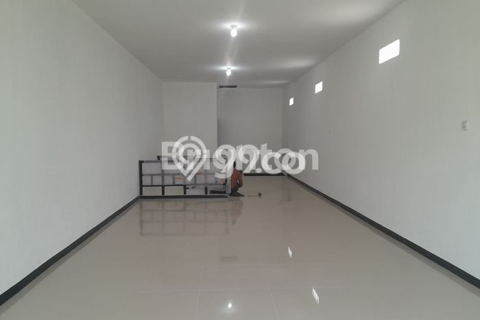 Ruko Disewa di Surabaya dengan LB 165m2 Area Komersial Ramai Ruko Disewa di Surabaya dengan LB 165m2 Area Komersial Ramai