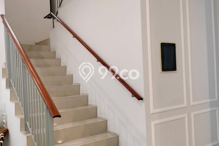 Rumah Luxury Modern Tanpa Renovasi di Pakuwon Indah Surabaya Rumah Luxury Modern Tanpa Renovasi di Pakuwon Indah Surabaya