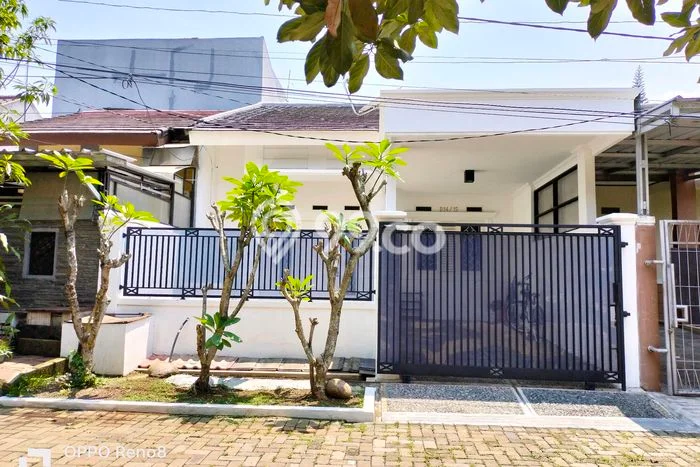 Disewakan! Rumah 2 Kamar Tidur &
2 Kamar Mandi di Sentul City, Bogor Disewakan! Rumah 2 Kamar Tidur &
2 Kamar Mandi di Sentul City, Bogor