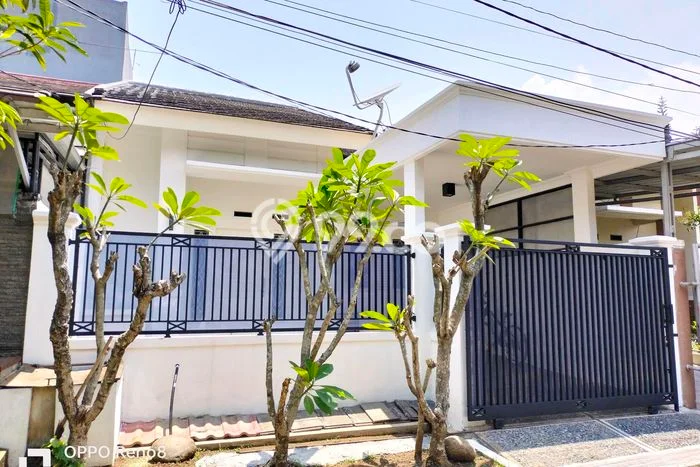 Disewakan! Rumah 2 Kamar Tidur &
2 Kamar Mandi di Sentul City, Bogor Disewakan! Rumah 2 Kamar Tidur &
2 Kamar Mandi di Sentul City, Bogor