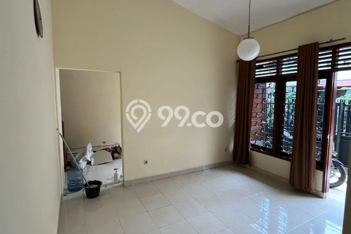 Disewakan! Rumah 4 Kamar Tidur &
2 Kamar Mandi di Tanjung Duren Selatan, Jakarta Barat Disewakan! Rumah 4 Kamar Tidur &
2 Kamar Mandi di Tanjung Duren Selatan, Jakarta Barat