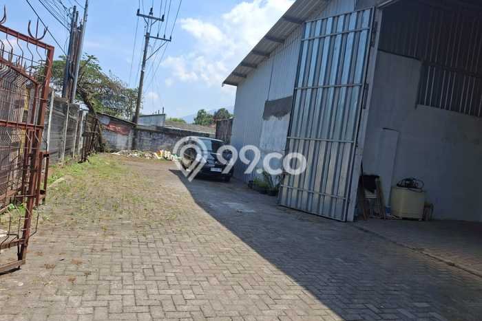Gudang disewakan di Banyumanik Semarang dengan luas bangunan 1000m2 Gudang disewakan di Banyumanik Semarang dengan luas bangunan 1000m2