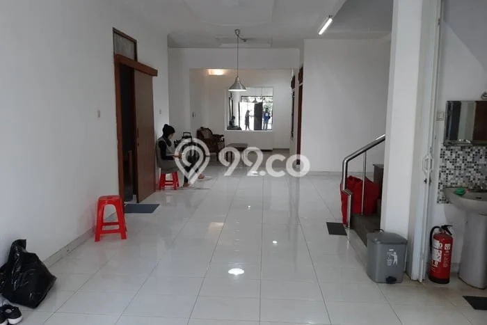 Lokasi strategis! Rumah siap pakai dikontrakkan di Kembangan LB 300m2 Lokasi strategis! Rumah siap pakai dikontrakkan di Kembangan LB 300m2