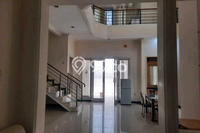 Rumah Mewah LB 300m2 Siap Huni Desain Elegan di Dharma Husada, Surabaya Rumah Mewah LB 300m2 Siap Huni Desain Elegan di Dharma Husada, Surabaya