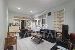 Rumah Lingkungan Nyaman di Moch Toha, Bandung, Luas 130m² LB 240m² Rumah Lingkungan Nyaman di Moch Toha, Bandung, Luas 130m² LB 240m²