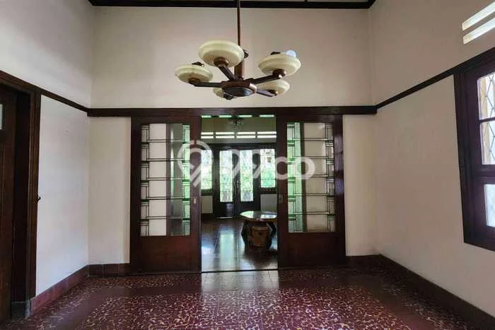 GOOD DEAL! Rumah Strategis di , LT 915m2m² LB 400m2m² GOOD DEAL! Rumah Strategis di , LT 915m2m² LB 400m2m²