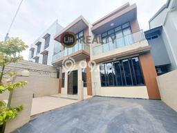 Rumah di Batam Kota, Batam, LT 174m² LB 330m² Rumah di Batam Kota, Batam, LT 174m² LB 330m²