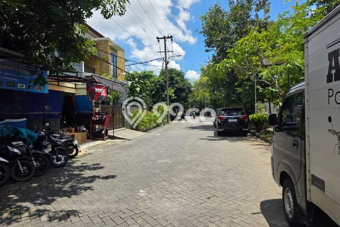 For Sale Rumah 6 Kamar Lokasi Ideal Nyaman dan Strategis di Waru For Sale Rumah 6 Kamar Lokasi Ideal Nyaman dan Strategis di Waru