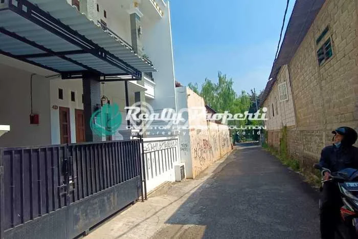 Disewakan! Rumah 3 Kamar Tidur &
2 Kamar Mandi di Pondok Kelapa, Jakarta Timur Disewakan! Rumah 3 Kamar Tidur &
2 Kamar Mandi di Pondok Kelapa, Jakarta Timur