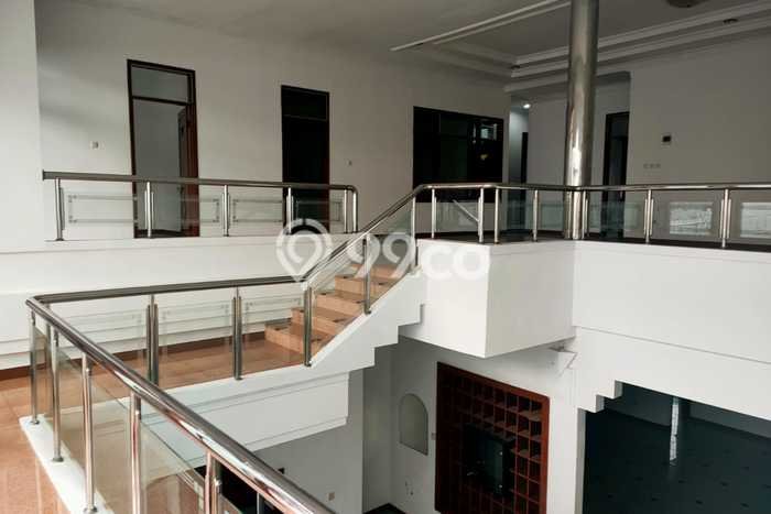 For Sale! Luxury House LT 647m2 Desain Modern di Taman Holis Indah For Sale! Luxury House LT 647m2 Desain Modern di Taman Holis Indah