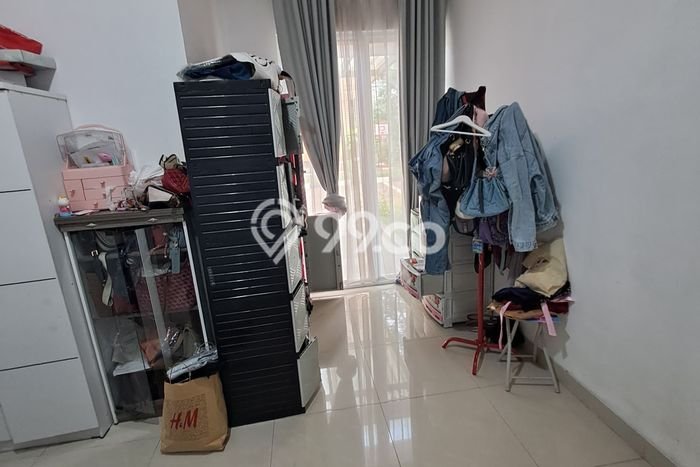 For Sale! Luxury House LT 200m2 Desain Modern di Grand Wisata For Sale! Luxury House LT 200m2 Desain Modern di Grand Wisata