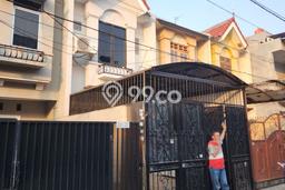 Rumah Nyaman dengan Luas Tanah 56m² dan Luas Bangunan 100m² di Kawasan Taman Surya, Jakarta Barat Rumah Nyaman dengan Luas Tanah 56m² dan Luas Bangunan 100m² di Kawasan Taman Surya, Jakarta Barat