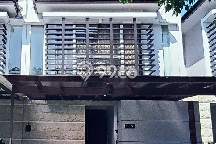 Rumah Luxury Modern Tanpa Renovasi di Graha Surabaya Rumah Luxury Modern Tanpa Renovasi di Graha Surabaya