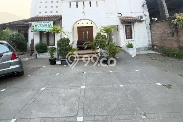 Rumah Kost untuk Dijual di Depok dengan 20 KT, 18 KM, Luas 900m2 Rumah Kost untuk Dijual di Depok dengan 20 KT, 18 KM, Luas 900m2