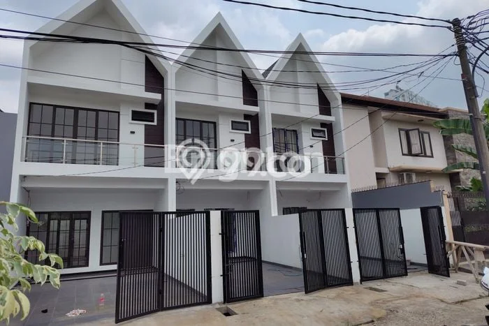 Rumah Luas Asri 3 KT Siap Pakai di Meruya Jakarta Barat Rumah Luas Asri 3 KT Siap Pakai di Meruya Jakarta Barat