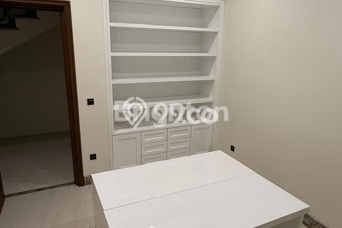 Ready to Use! Luxury House LT 345m2 Desain Elegan di Surabaya Kota Ready to Use! Luxury House LT 345m2 Desain Elegan di Surabaya Kota