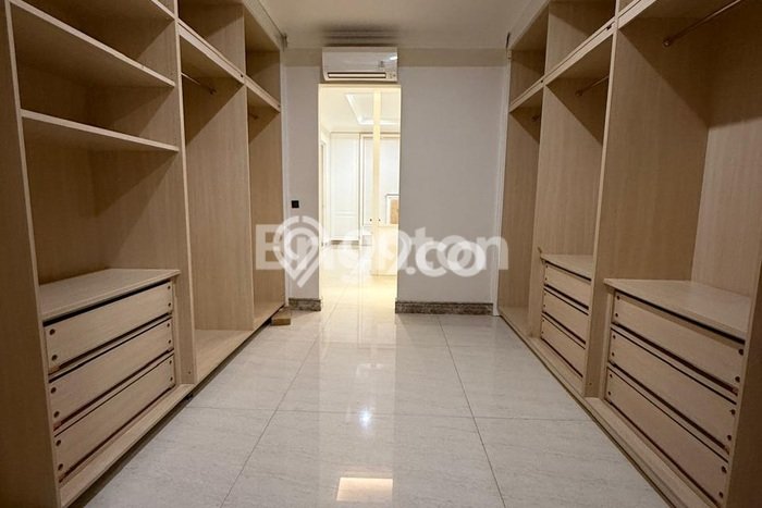 Ready to Use! Luxury House LT 345m2 Desain Elegan di Surabaya Kota Ready to Use! Luxury House LT 345m2 Desain Elegan di Surabaya Kota