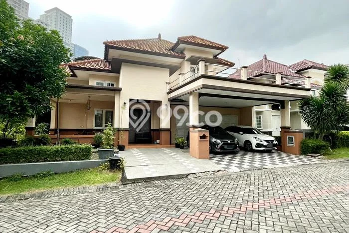 Rumah Elit Modern Tanpa Renovasi di Pakuwon Indah Surabaya Rumah Elit Modern Tanpa Renovasi di Pakuwon Indah Surabaya