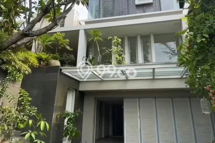 Rumah Mewah LB 650m2 Siap Pakai Desain Elegan di Dharma Husada, Surabaya Rumah Mewah LB 650m2 Siap Pakai Desain Elegan di Dharma Husada, Surabaya