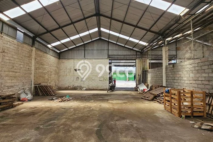 LOKASI PREMIUM! Gudang Area Bisnis di Kerobokan Kaja, Luas 250m², Siap Operasional LOKASI PREMIUM! Gudang Area Bisnis di Kerobokan Kaja, Luas 250m², Siap Operasional