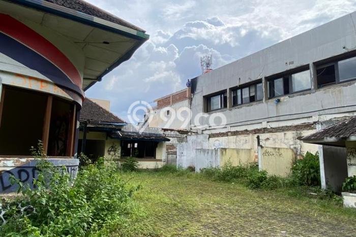 Hunian Modern dengan LT 1416m2 & LB 400m2 Dikontrakkan di Diponegoro Hunian Modern dengan LT 1416m2 & LB 400m2 Dikontrakkan di Diponegoro