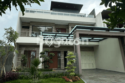 Rumah Mewah LB 650m2 Siap Pakai Desain Elegan di Citraland, Surabaya Rumah Mewah LB 650m2 Siap Pakai Desain Elegan di Citraland, Surabaya