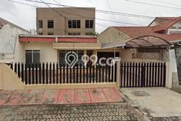 LOKASI PREMIUM! Rumah Strategis area , LT 300m2m² Bangunan 180m2m² LOKASI PREMIUM! Rumah Strategis area , LT 300m2m² Bangunan 180m2m²