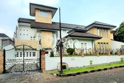 Hunian Mewah LB 445m2 Siap Huni Desain Elegan di Cinere, Jakarta Selatan Hunian Mewah LB 445m2 Siap Huni Desain Elegan di Cinere, Jakarta Selatan