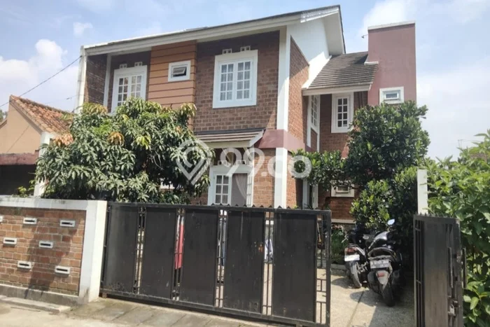 Rumah Kost untuk Dijual di Bojongsoang dengan 8 KT, 4 KM, Luas 172m2 Rumah Kost untuk Dijual di Bojongsoang dengan 8 KT, 4 KM, Luas 172m2