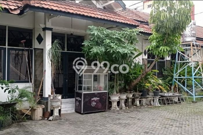Hunian Mewah LB 500m2 Siap Pakai Desain Elegan di Raya Darmo, Surabaya Hunian Mewah LB 500m2 Siap Pakai Desain Elegan di Raya Darmo, Surabaya
