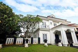 Rumah Mewah LB 500m2 Siap Pakai Desain Elegan di Kota Wisata, Bogor Rumah Mewah LB 500m2 Siap Pakai Desain Elegan di Kota Wisata, Bogor