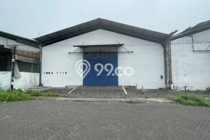 Unit Gudang Disewakan di Margomulyo di Area Ramai & Strategis Unit Gudang Disewakan di Margomulyo di Area Ramai & Strategis