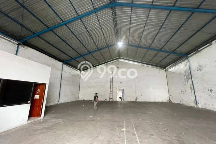 Unit Gudang Disewakan di Margomulyo di Area Ramai & Strategis Unit Gudang Disewakan di Margomulyo di Area Ramai & Strategis